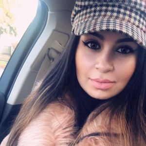 Meet your Posher, Esha